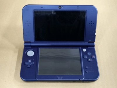 惊讶于老小三竟然在日本还有那么大的存量，保存状况就和新的一样。其实老小三还是非常精致的，比较适合女孩子。这台玫红色老小三接近全新，算是捡漏了。新大三的应该算是3DS系列中，最成熟的机子了。这台新大三整体不错，稍有痕迹，看到时候也第一时间下单了。