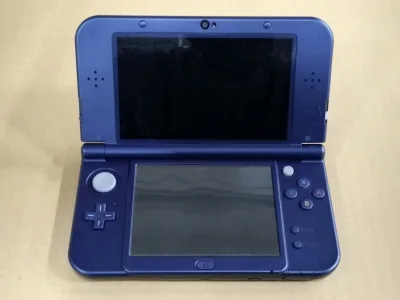 惊讶于老小三竟然在日本还有那么大的存量，保存状况就和新的一样。其实老小三还是非常精致的，比较适合女孩子。这台玫红色老小三接近全新，算是捡漏了。新大三的应该算是3DS系列中，最成熟的机子了。这台新大三整体不错，稍有痕迹，看到时候也第一时间下单了。