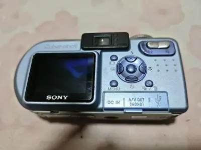 索尼小相机，特别复古，成色也特别好看！超级喜欢！挖煤姬切煤很方便，用起来很上手，快递审核也很快，基本一周就可以到货！