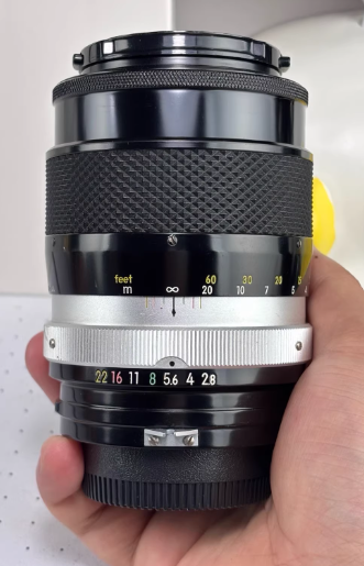 尼康 Auto Q 135mm F2.8 ZF转接 全画幅 手动对焦 定焦 大光圈 人像镜头
原生Auto口未改口，建议转接微单使用，整体成色不错

外观：有些许擦挂划痕，如图所示
镜片：通透干净，无霉、无雾、无划痕、微微灰
功能：一切正常无暗病，对焦、光圈均正常运...