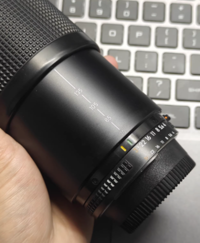 颜色还算新 ，正常使用痕迹 ，前面有几点霉，是比较靠边缘的 具体看倒数第二张图 ，然后里面有一点点霉，具体看倒数第三张图 ，这些图片我都是打光找角度拍出来的 ，非常的诚实 不隐藏瑕疵 ，正常光线下是根本看不到的。