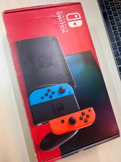 成色99新，购买后即加购了保护壳，屏幕无划痕无烧屏， OLED 色彩饱满、对比度拉满，观感远超普通LCD版。