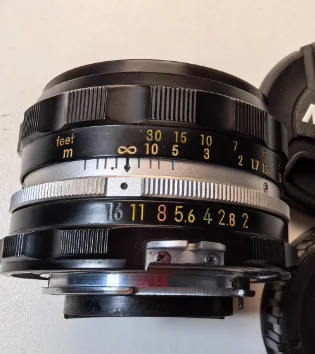 尼康50/2手动单反镜头 nikon 50mm f2
尼康F口全画幅手动单反镜头，HC多层镀镆版本，auto口已改ai口，52mm口径，带前后盖。