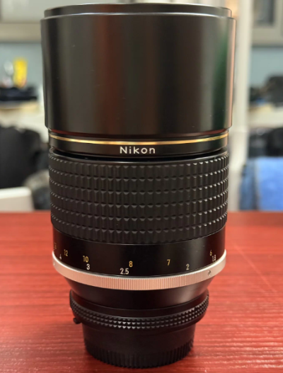 ，几乎完美成色，适合收藏
前后镜片完好，无霉无雾微灰很通透，对焦非常丝滑
唯一的瑕疵就是遮光筒有磕碰掉漆，但是不影响遮光罩伸缩