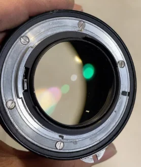 【镜片】无霉，无雾，前镜片有一些擦拭划痕，有一个脱膜点，不影响成像。 【卡口】auto口，尼康马特可用，也可以改ai口【画幅】全画幅 【版本】这个是sc多层镀膜版本，比一般的版本更好。 【配件】国产前后盖


