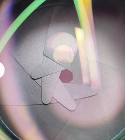 成色很新具体看图，镜片干净通透无雾无霉无划痕，光圈叶片干净，对焦手感很顺滑，光圈开合正常，光圈调节档位清晰不卡顿，质感无敌。成像锐度高，色彩还原好，适合人像和微距拍摄。
