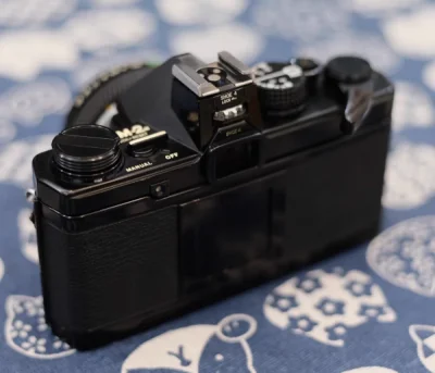 机身外观：黑色机身，成色如图，轻微使用痕迹，外观完整
取景器：干净，无霉点
快门：各档位正常，快慢门准确
过片：顺畅，计数正常
测光：功能正常，测光准确
自拍：功能正常
按键：无异常
异常：镜头有划痕，如图 。对画质影响不大