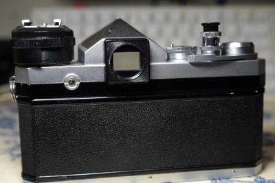 机身银色，正常使用痕迹。
快门各档位正常，过片顺畅，计数器工作正常。
尖顶取景器底部有轻微老化，机身编号清晰可见，机械性能稳定。