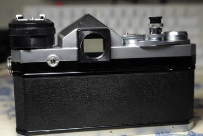 机身银色，正常使用痕迹。
快门各档位正常，过片顺畅，计数器工作正常。
尖顶取景器底部有轻微老化，机身编号清晰可见，机械性能稳定。