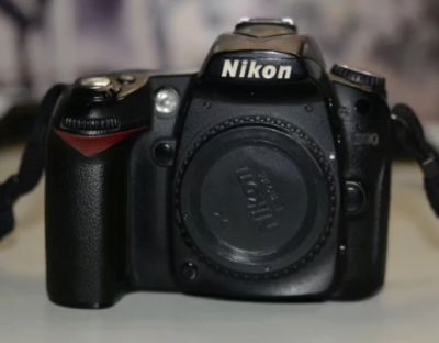 尼康D90单反机身，功能正常，屏幕显示清楚，快门反应快，对焦没问题，屏幕没大划痕。CMOS无霉无灰，成色看图吧，适合新手练手或者平时拍照用，性价比高。
配件有原装充电器副厂电池实测拍一天没啥问题，