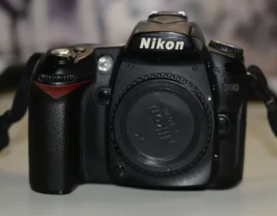 尼康D90单反机身，功能正常，屏幕显示清楚，快门反应快，对焦没问题，屏幕没大划痕。CMOS无霉无灰，成色看图吧，适合新手练手或者平时拍照用，性价比高。
配件有原装充电器副厂电池实测拍一天没啥问题，
