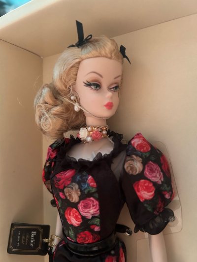 更惊喜的是竞拍流程格外丝滑。作为第一次参与日拍的新手，我跟着平台引导设置心理价位，加价操作秒响应无延迟，最终以远低于国内市场价的好价成功拍下。下单后客服主动发来入库实拍，确认娃娃状态与描述一致后才安排发货，这种透明化服务让我彻底放下心来。平台还经常发放优惠券，我用签...