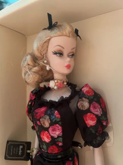 更惊喜的是竞拍流程格外丝滑。作为第一次参与日拍的新手，我跟着平台引导设置心理价位，加价操作秒响应无延迟，最终以远低于国内市场价的好价成功拍下。下单后客服主动发来入库实拍，确认娃娃状态与描述一致后才安排发货，这种透明化服务让我彻底放下心来。平台还经常发放优惠券，我用签...