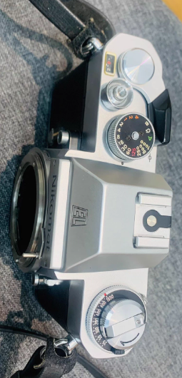 成色非常的好，感觉是收藏级别了。肩带也非常的新。
快门清脆有力，计数准确，取景器微灰，其他各功能正常，正常使用没有影响，测光正常。