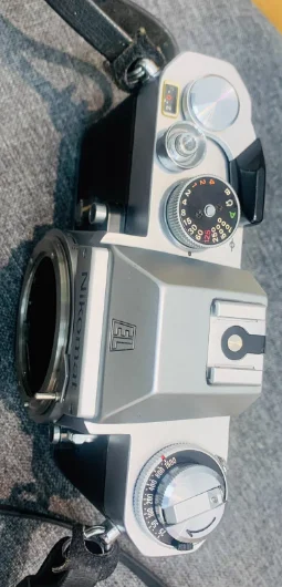 成色非常的好，感觉是收藏级别了。肩带也非常的新。
快门清脆有力，计数准确，取景器微灰，其他各功能正常，正常使用没有影响，测光正常。