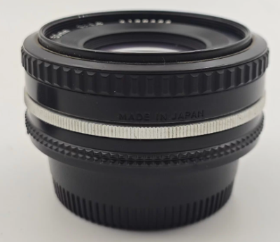 尼康 Nikkor AIS 50mm F1.8 镜头，最近对焦距离0.45米版本。整体外观相对较好，轻度使用痕迹，无明显划痕和磕碰。镜片有微灰，无霉无雾，紫色镀膜完整。对焦环阻尼适中，光圈环段落感明显，光圈叶片收缩正常无漏油。滤镜卡口为⌀52mm。