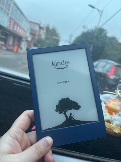 必须夸爆挖煤姬的海淘体验！
这次挖煤姬入手的Kindle虽标注成色一般，机身仅有些许正常使用痕迹，但完全不影响日常使用，最惊喜的是屏幕完美无瑕，无坏点、无划痕，显示清晰通透。选的EMS路线速度超给力，远超预期，从入库到签收全程物流透明可查，清关顺畅，没几天就收到了包...