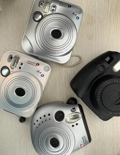 买了4个拍立得，本来以为只有一个好的机子，结果4个都是好的！！真是太好了，下单流程也很方便，速度超级快，我在新疆也没有多加邮费，快递效率很不错！