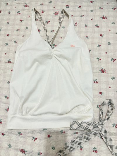 这次淘到一件超可爱的burberry吊带，下摆立体大蝴蝶结系带，很舒服，很日常好穿也很有特色！挖煤总是能让我淘到很好很新的中古小衣服，到货也非常迅速，超级开心！下次继续！