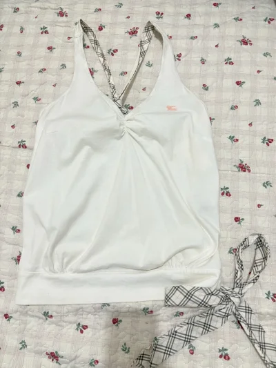 这次淘到一件超可爱的burberry吊带，下摆立体大蝴蝶结系带，很舒服，很日常好穿也很有特色！挖煤总是能让我淘到很好很新的中古小衣服，到货也非常迅速，超级开心！下次继续！