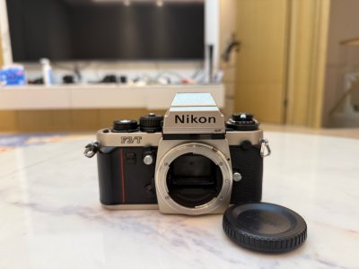 尼康这台很稀有，很难找，成色好的更是不错，这台也不列外，成色一般，好在功能都是很好的，也能用，快递选择ems，一周就到了，很快，包装加固一定要选择，防止碰撞，真的很好