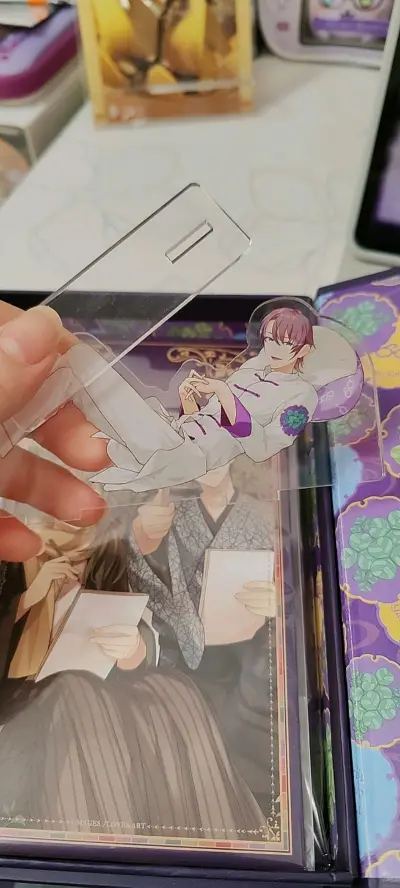 又收了一堆明治东京恋伽里小泉八云的谷，使用了挖煤姬的物流非常的迅速，并且包装非常稳固安全。如图所示，谷子都保护的非常好，没有任何运输造成的损伤或丢失。有一部分已经收起来了，还有一些用在了扎包上面，正好赶在了，我需要带出去前到了，非常的惊喜！收的一些纸片类也为我的卡册...