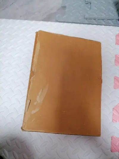 还真别说，拿到手是真喜欢，那个年代的东西做的可真讨我欢心，配色以及排版布局都像那么回事，40年过去了，能买到全新的，非常有缘。



