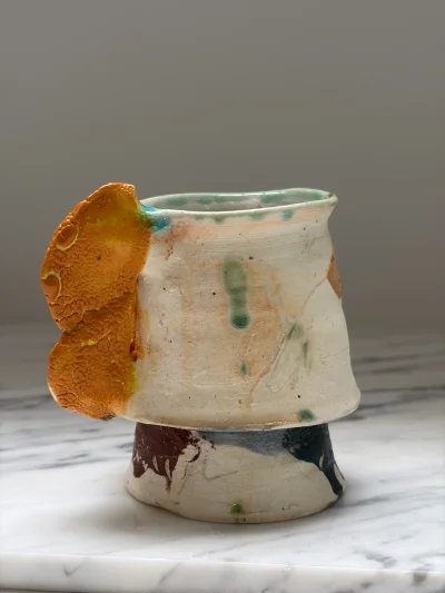 在挖煤姬淘到的冈野里香杯子也太惊喜了！实物比图片更有质感，粗陶基底带着细腻磨砂感，釉色像打翻的自然调色盘，深浅交织超有层次，转动角度就能发现不同美感。上宽下窄的器型握感超舒服，不烫手还稳当，杯底的作家签名更是点睛之笔，收藏感拉满。

物流比预期快，包装严实没一点磕碰...