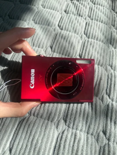 入手了心心念念的佳能ixus500hs日版红色款，实物颜值真的惊艳到我，复古红机身小巧精致，揣兜里出门完全没负担，颜值党直接沦陷了，拍照自带复古滤镜感不用修图都好看，而且操作特别简单，开机即拍完全不费脑。已经多次在挖煤姬海淘ccd了，全程体验感超棒必须好好夸一夸，选...