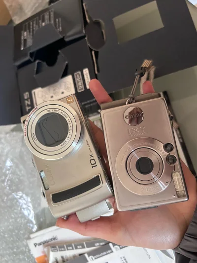 很成色很好很新 而且有原电池原包装和原充电器，买的也很便宜 贵在运费上 拍出来的照也很好看，爱死了超级满意