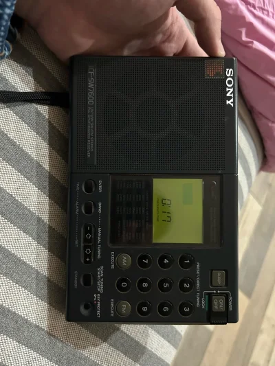 海淘的收音机，可惜不能搜台，当作摆件还是不错，整个过程流畅顺利，非常不错，日本EMS也快。
现在海淘真的方便。