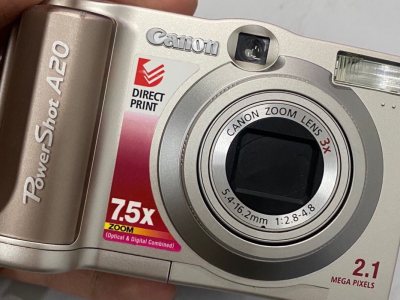 复古款相机颜值戳中审美，金属机身质感十足，自带胶片复古滤镜，不用后期就有复古氛围感。卖家标注细致，实物成色超新，合单发货省运费，物美价廉，代购方便，流程简单，快递快，包装完好，相机无损坏，物流轨迹实时更新，一路都安心。