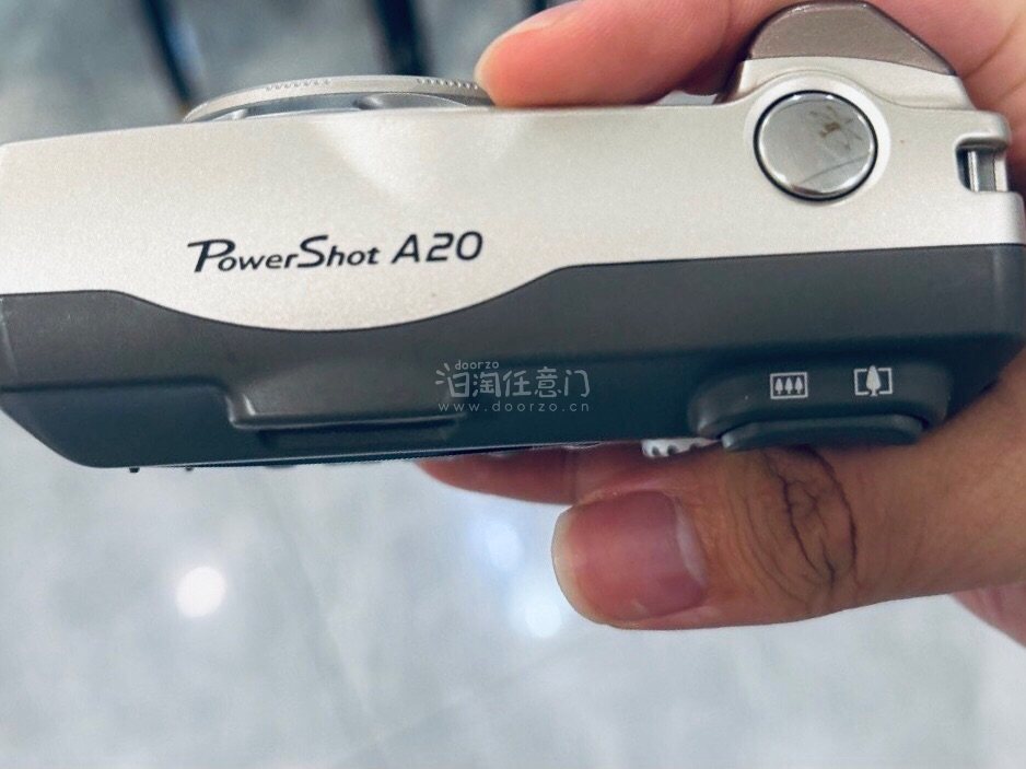 相机手感不错，重量也刚好，把手方便抓握起来，取景器视野率也达到100%，连拍较高速，快门声个人感觉正好，流程简单，快递快，包装完严实。