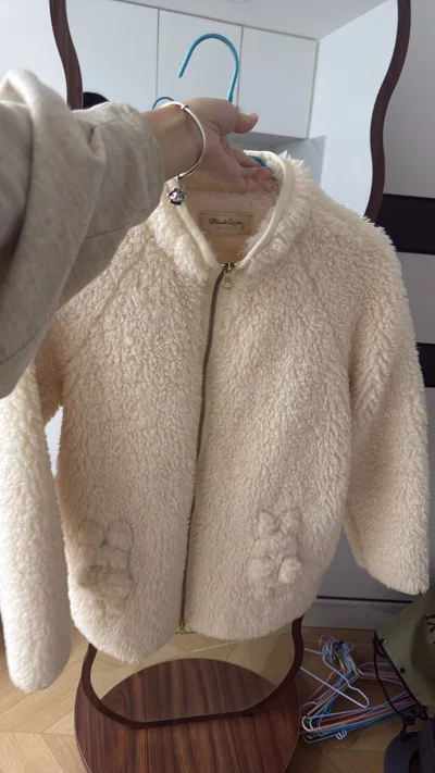 非常美丽的苹果牌，稀有款来着，毛绒绒的手感超级好，跟图片一样，已经多次海淘了，越来越有经验嘿嘿，总是能买到心仪的商品