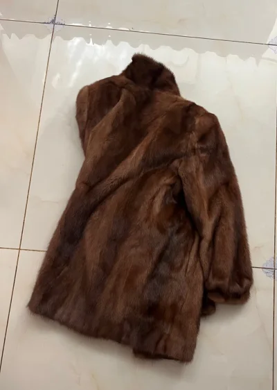 第一次来挖煤，感觉非常的新鲜，首次在这购买了一件中古貂，收到货发现底绒非常厚实，没有什么大瑕疵，皮板还挺软的。