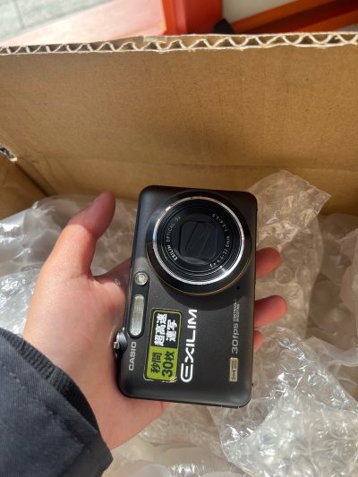货到之后第一时间跑过去拿，真的超级激动，没想到那么新，太喜欢了，以后我还会继续用这个软件的希望能淘到更多好看的相机