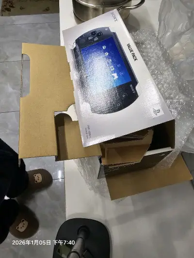 保存的很好，背面贴了胶纸，完好的保存了后光圈，难得这么好的成色，拆开当即测试了PSP首发游戏山脊赛车，很好。