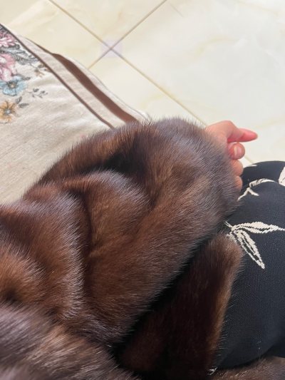 又挖到了一件宝啊，颜色非常好看，几乎没有什么氧化，底绒也很厚实，有一些小瑕疵客服给解决处理了，整体很喜欢。