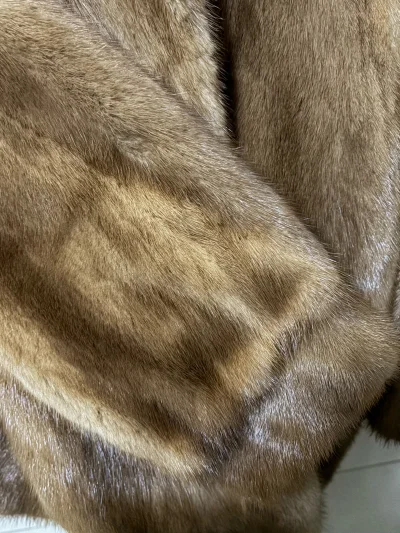 已经很多次在挖煤姬海淘购物啦。这次淘到了性价比还可以的真皮草，实物好看有光泽，上身非常不错，非常修身有型又保暖！