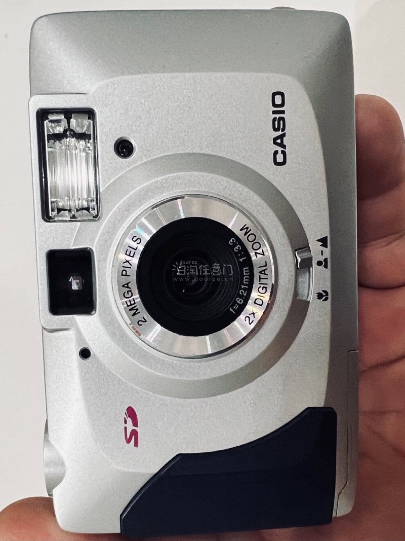 尤其是对于喜欢记录生活、分享美好的人来说，这款相机绝对是一个不可多得的好帮手。自带胶片复古滤镜，不用后期就有复古氛围感。实物成色超新，合单发货省运费，代购方便，流程简单，快递快，包装完好，相机无损坏。