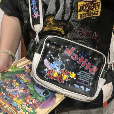 这次的史迪仔元素都特别满意！
这个木雕风格相册也特别好看！
就是不好价！
不过没关系 本人收藏了嘿嘿
太可爱啦