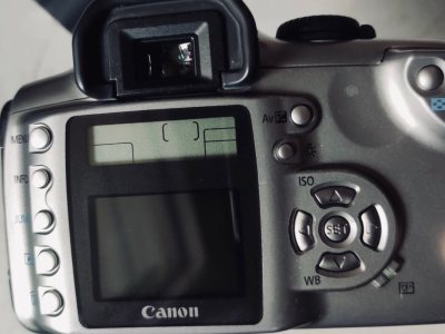 喜欢这款相机很久了，国内价格水涨船高，可望不可即，物品好便宜!比国内便宜一半，果断下单，不懂的问题客服也会好好解答，很感谢这个软件，让我买到了心仪的产品，还给免费换箱子，太细心了，樱花国的原包装只有一个袋子，还好客服给换了箱子，赞!稍微加固了一下，安全抵达!相机完好...