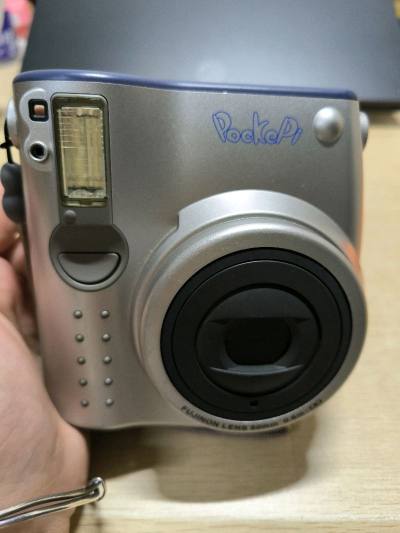 在挖煤姬淘的富士拍立得mini10太值了！机身轻便好携带，操作简单不用学，随手拍都有复古暖调胶片感，相纸成本也亲民，学生党日常记录完全无压力。平台体验更是没得挑，中文界面小白也能轻松下单，商品成色和描述一模一样，包装严实不怕磕碰，合单省运费超划算，客服回复快，日淘平...