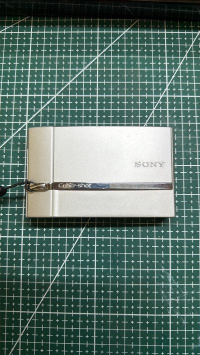 谁能拒绝一台颜值与实力双在线的蓝色复古CCD啊！奥林巴斯u1050sw蓝色版真的长在审美点上——哑光蓝机身搭配银边勾勒，滑盖设计一推即开机，93×62×23mm的小巧尺寸，揣进牛仔裤口袋毫无压力，拿在手里就是行走的复古配饰?

作为主打「五防黑科技」的硬核机型，它的...