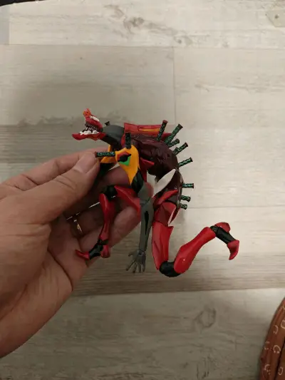 日淘的海洋堂EVA二号机兽化版太惊喜了！卖家描述的轻微中古痕迹完全可以忽略，整体成色跟全新没差。可动性比想象中好，隐藏式关节设计看不到缝隙，摆出兽化形态超稳，不会松松垮垮。材质厚实无异味，装甲的金属光泽感十足，搭配专属地台，氛围感直接拉满。




