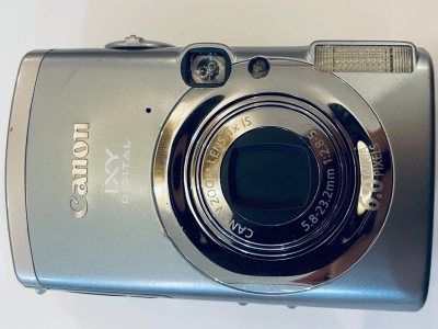 第n次购买，发货快，海运的大概20天能收到，物超所值!质量非常赞，服务态度也超赞，以后还会回购-相机与描述一致，无差别，相机出片漂亮，相机使用效果超出预期!快递包装得非常严实，没有磕坏的，点赞。