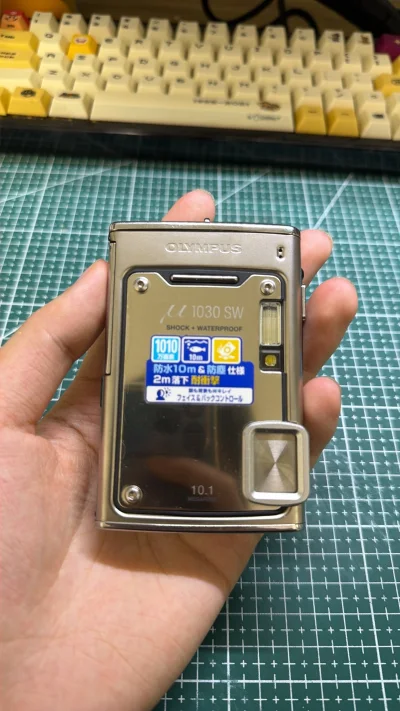 奥林巴斯u1030sw堪称三防CCD天花板！不锈钢机身质感拉满，黑银绿三色可选，93×61×21mm小巧尺寸揣兜无压力，户外携带零负担。 10米防水+2米防震+100公斤防压，零下10度防冻还防尘，海边、滑雪、露营随便造。1010万像素+TruePic III引擎，...