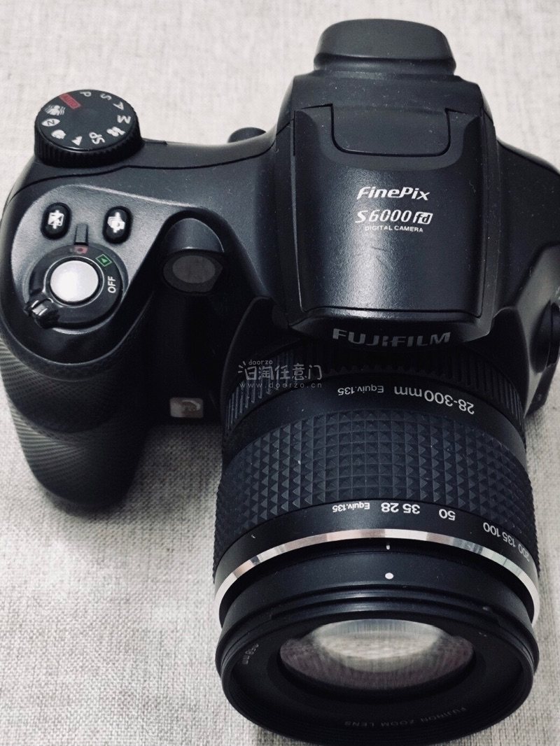 这款相机的出色性能和丰富功能，其价格显得尤为亲民。无论是对于专业摄影师还是摄影爱好者来说，都是一款性价比极高的选择。包装得很好，收到时相机都没有损坏的，功能正常，拍照模式多样，非常好玩的一台数码相机，平台处理速度也很快，没几天就到了。