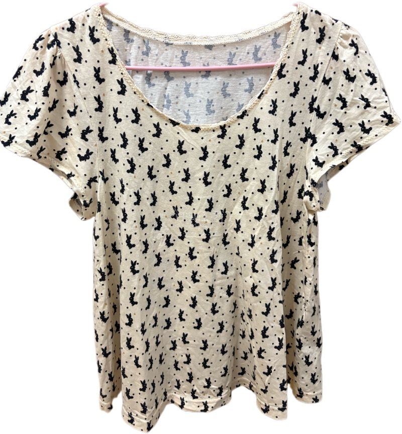 我在挖煤姬本年度最喜爱的商品是这件小苹果牌短袖，一排小蝴蝶结很可爱，这次使用的是可追踪小航空，大概半个月就收到了，到手状态非常好，实物更美，还有包包也是很精美，全新的