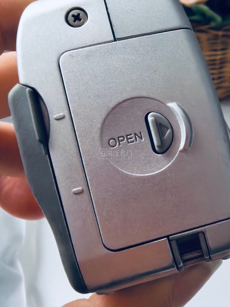 这款相机的拍摄效果非常出色，无论是白天还是夜晚，都能呈现出清晰细腻的画面。色彩还原度高，饱和度适中，使得每一张照片都如同艺术品般令人赏心悦目。赞!包装严实，能安全抵达!相机完好，没有坏损坏的。